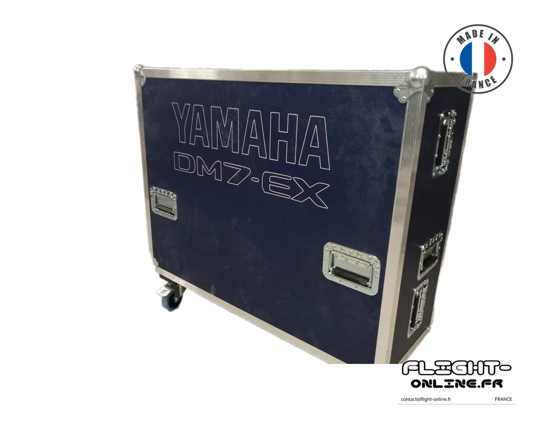 Flight case sur mesure fabriqué Flight Online pour INT — référence PVC-DM7EX-BAC-ROULETTE-YAMAHA